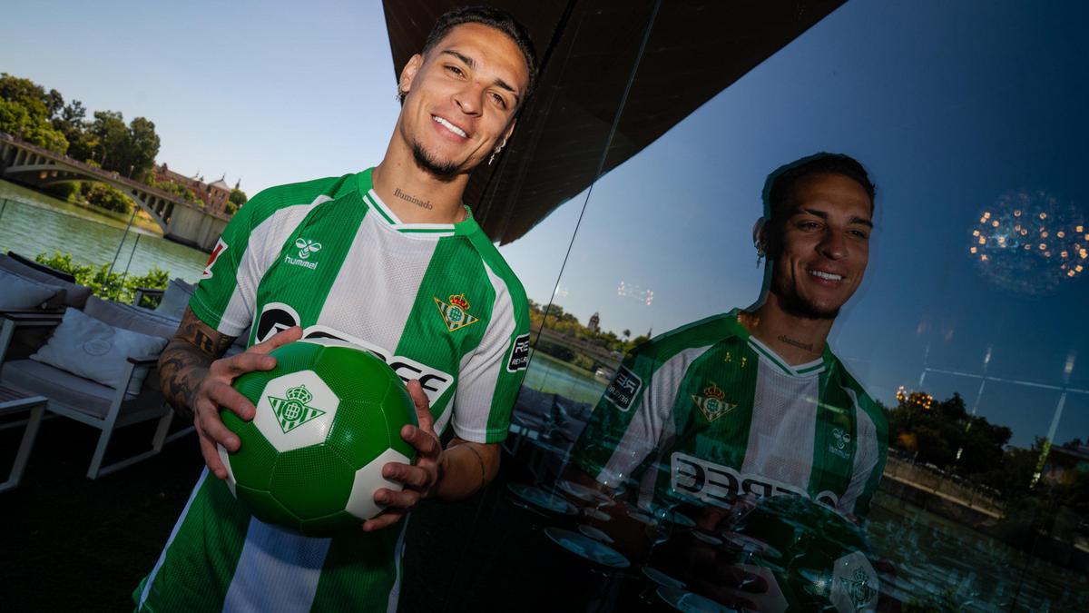 Manfaatkan Popularitas Eks Manchester United, Real Betis Jualan Baju Spesial