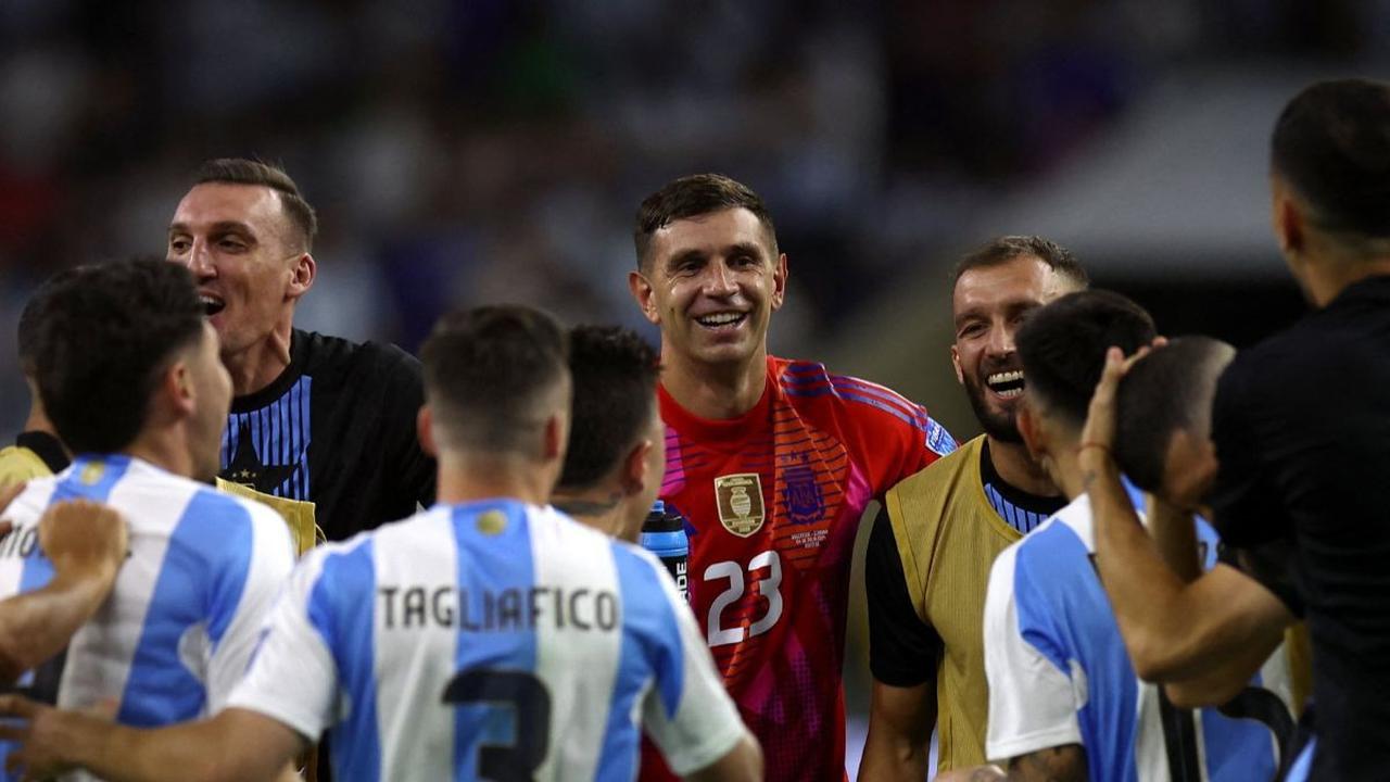 Kiper Argentina Emiliano Martinez dan rekan-rekannya merayakan kemenangan atas Ekuador dalam perempat final Copa America 2024 di&nbsp;NRG Stadium, Houston, Texas, Amerika Serikat, Jumat (5/7/2024) pagi WIB. Argentina sukses membungkam Ekuador lewat drama 