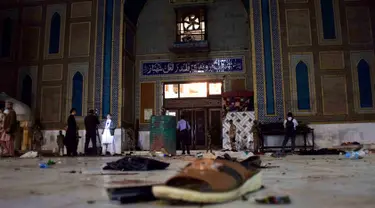 Sehwan, Provinsi Sindh, di Provinsi Sindh, Pakistan selatan, Kamis (16/2). Sedikitnya 70 orang tewas dan ratusan lainnya mengalami luka-luka dalam serangan bunuh diri itu. (YOUSUF NAGORI/AFP)