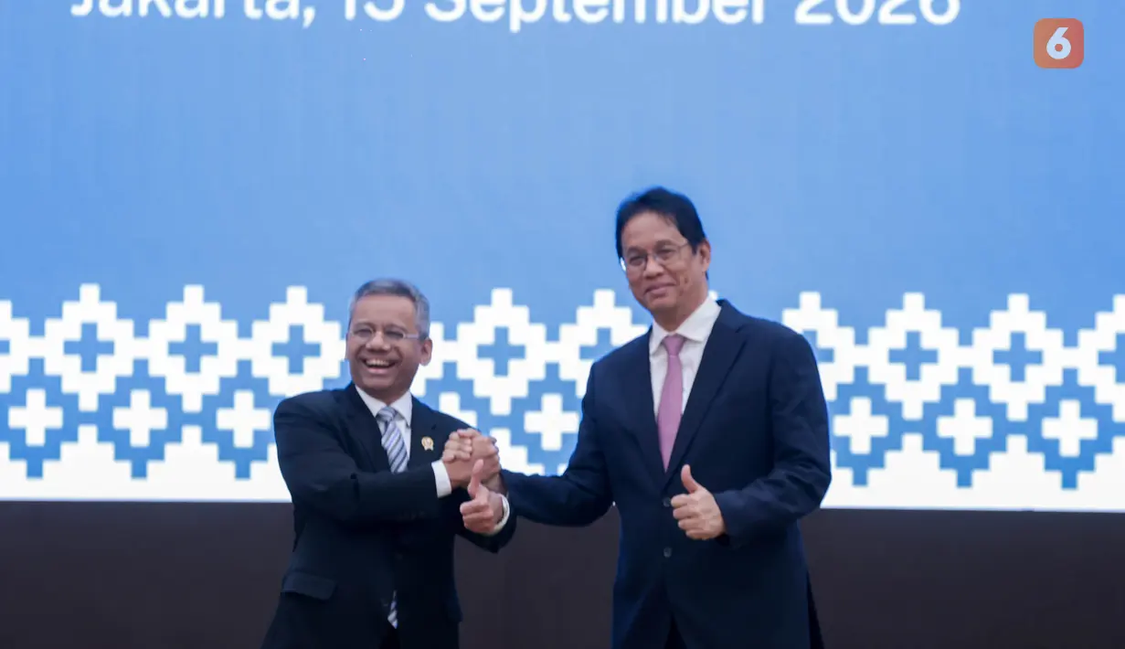 Menteri Keuangan Suahasil Nazara (kanan) bersalaman dengan pejabat sebelumnya, Purbaya Yudhi Sadewa, saat serah terima jabatan di Kementerian Keuangan, Jakarta, Selasa (15/9/2026). (KLY/Budy Santoso)