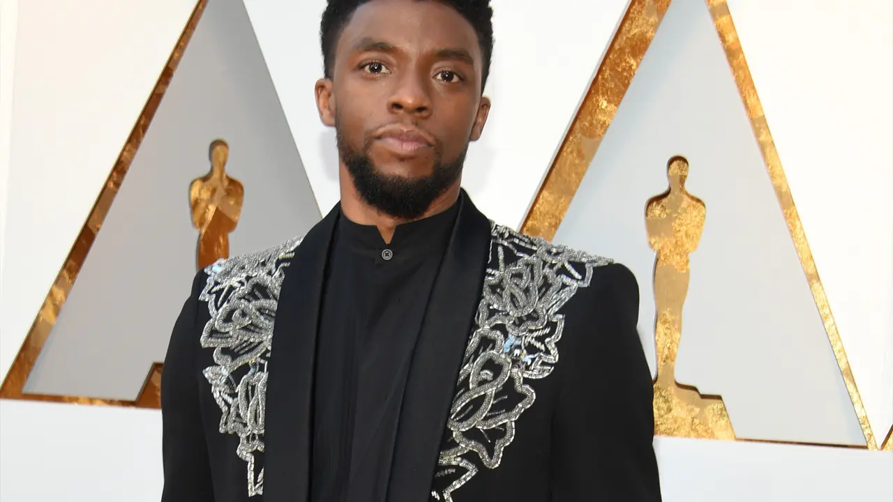 Chadwick Boseman Kenakan Jas bertema Black Panther di Piala Oscar 2018