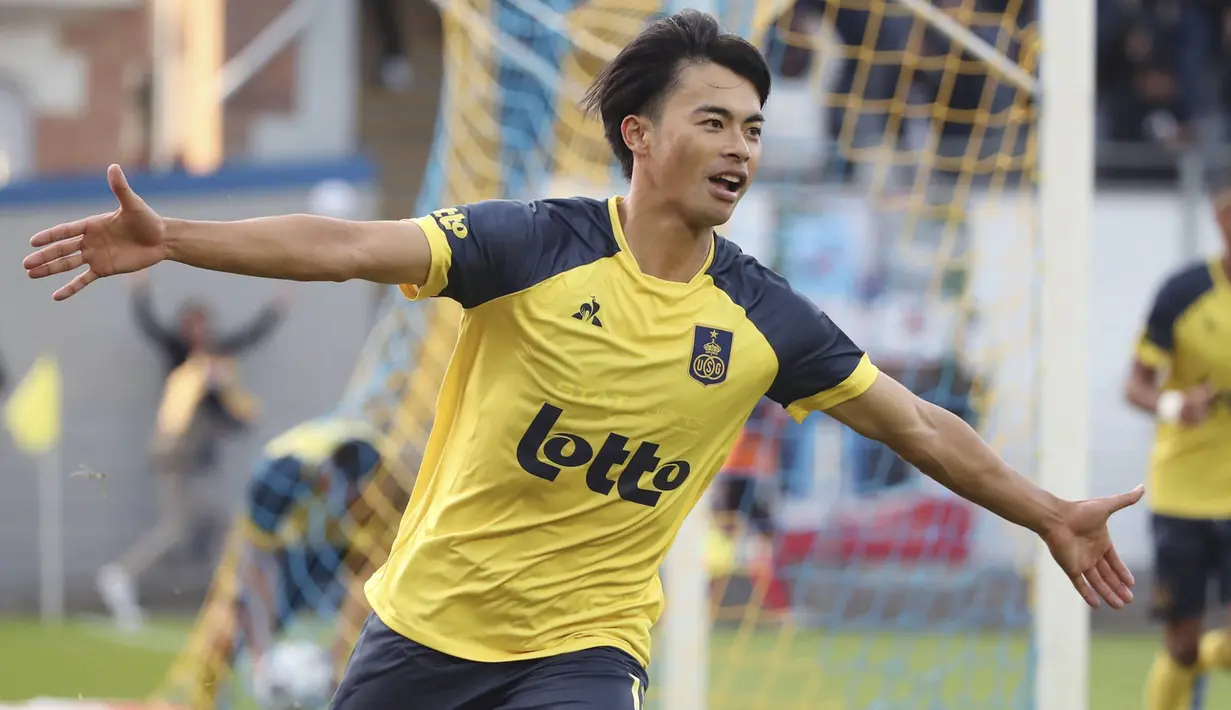 Selebrasi gelandang Union Saint-Gilloise, Kaoru Mitoma setelah menjebol gawang RFC Seraing pada laga Liga Belgia 2021/2022 di Joseph Marien Stadium, Brussels (16/10/2021). Tak mendapat tempat bersama Brighton di awal kedatangannya, Kaoru Mitoma langsung dipinjamkan ke salah satu klub Belgia Union Saint-Gilloise selama satu musim. (rusg.brussels)