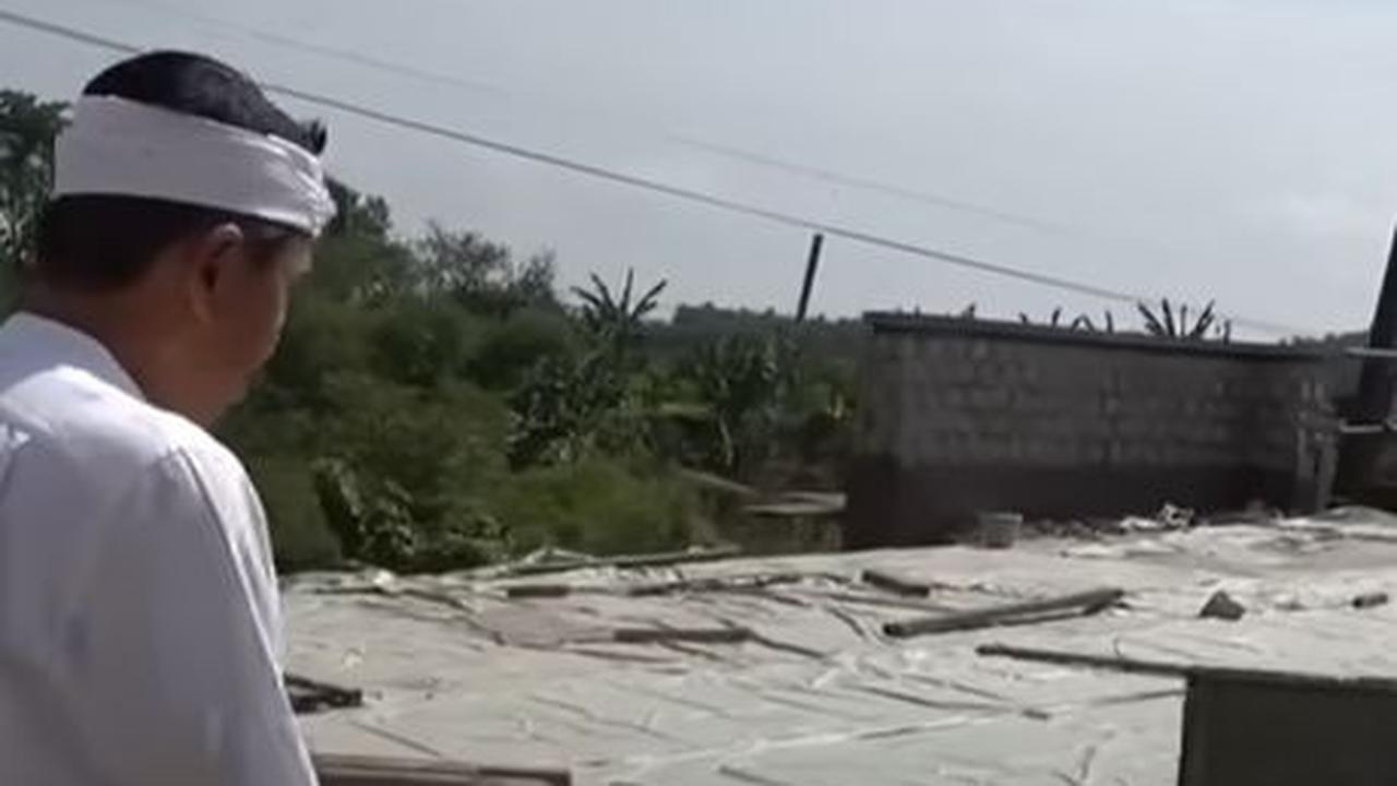 Politikus Partai Gerindra Dedi Mulyadi melakukan kunjungan ke proyek Jembatan Cihambulu yang terletak di Kabupaten Purwakarta, Jawa Barat.<br>