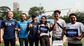 Komika Raditya Dika (tiga kiri) usai menemani para pemenang kompetisi foto #TIXCopter berkeliling naik helikopter di Jakarta, Rabu (25/7). Acara ini diselenggarakan oleh TIX ID bekerja sama dengan Dompet Digital Indonesia (DANA). (Liputan6.com/JohanTallo)