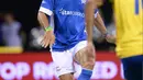 Pemain Italia Fabrizio Ravanelli mengumpan bola saat bertanding melawan Brasil pada turnamen Star Sixes di O2 Arena di London (13/7). Turnamen Star Sixes bukanlah futsal  ataupun Mini Soccer. (AFP Photo/Olly Greenwood)