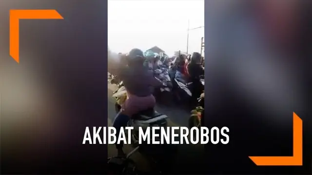 Tak sabaran, emak-emak ini nekat menerobos palang pintu kereta api ketika sedang berkendara. Namun, aksinya itu ternyata langsung kena batunya.