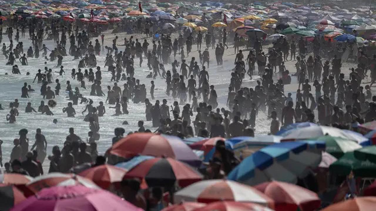 Cuaca Panas, Ribuan Orang Serbu Pantai Copacabana Brasil