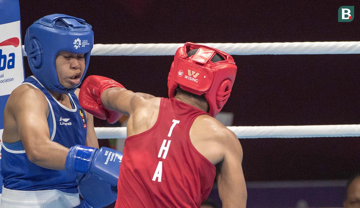 Petinju asal Indonesia Huswatun Hasanah gagal melangkah ke final setelah dikalahkan Sudaporn Seesondee asal Thailand di babak semifinal kelas ringan (57-60 kg) Asian Games 2018 di JIExpo Kemayoran Jakarta, Jumat (31/8/2018). (Bola.com/Peksi Cahyo)