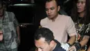 Alfin Bernius Sinaga tampak meringis kesakitan saat tiba di RS Polri, Kramatjati, Jakarta Timur, Kamis (29/12). Alfin diduga ikut terlibat dalam perampokan disertai penyekapan yang mengakibatkan 6 orang tewas. (Liputan6.com/Yoppy Renato) 