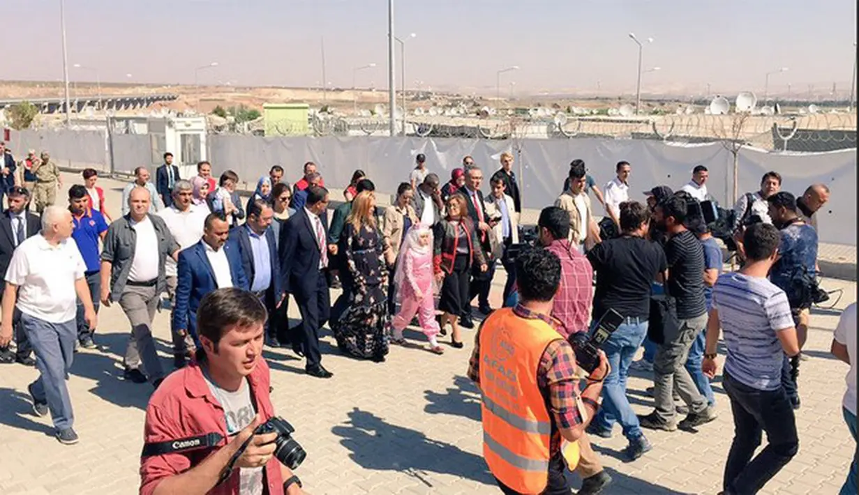 "Dia melihat bahwa mata saya menyala ketika saya mengatakan bahwa jilbab yang ia kenakan indah. Dia lalu melambaikan tangan kepada saya dan berkata, ikut dengan saya. Saya kemudian mengikutinya dan dia memakaikan saya hijab." Tulisnya di Instagram.