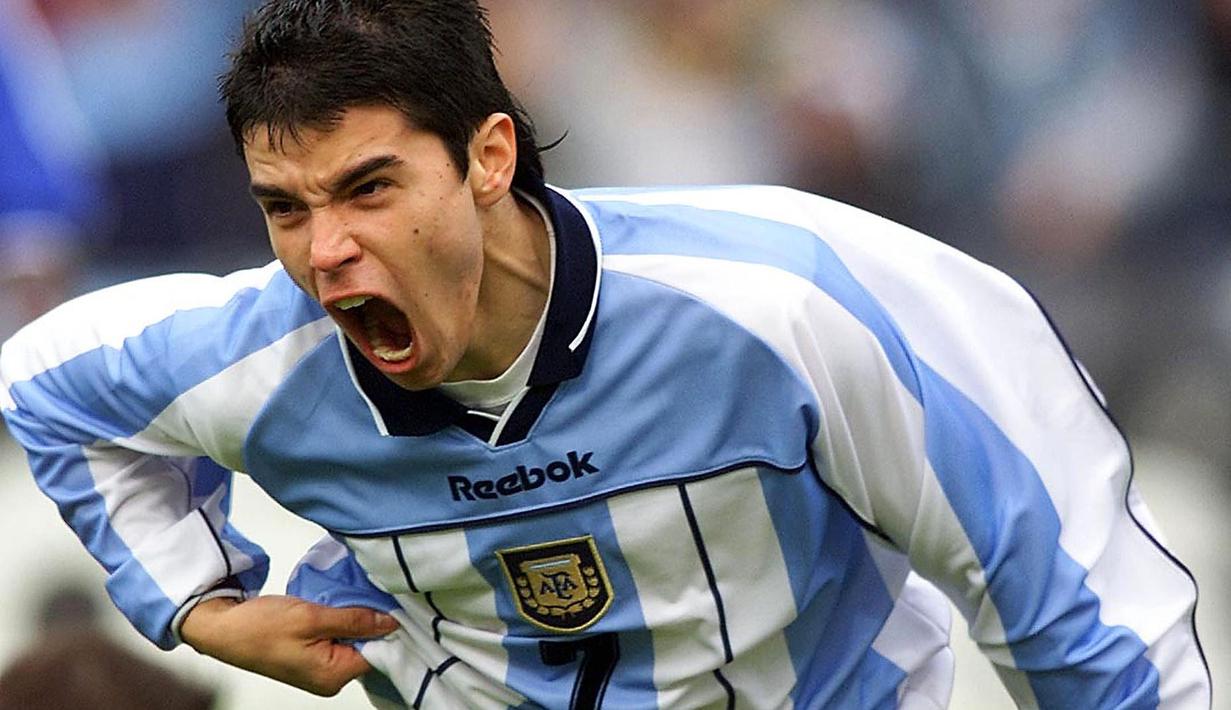Pemain Timnas Argentina, Javier Saviola melakukan selebrasi setelah mencetak gol ke gawang Timnas Prancis pada laga perempat final Piala Dunia U-20 2021 di Buenos Aires, Argentina, 1 Juli 2001. Saviola keluar sebagai pencetak gol terbanyak pada turnamen ini dengan tujuh gol untuk skuad muda Albiceleste. Selain itu, berkat penampilan apiknya, ia berhasil menyabet Golden Ball serta membawa tuan rumah memenangkan ajang tersebut. (AFP/Daniel Garcia)
DANIEL GARCIA / AFP