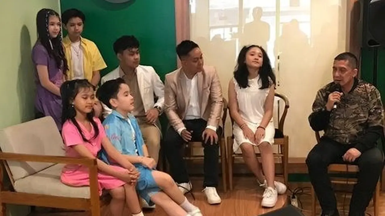 Arsha Composer bersama anak-anak yang diproduserinya