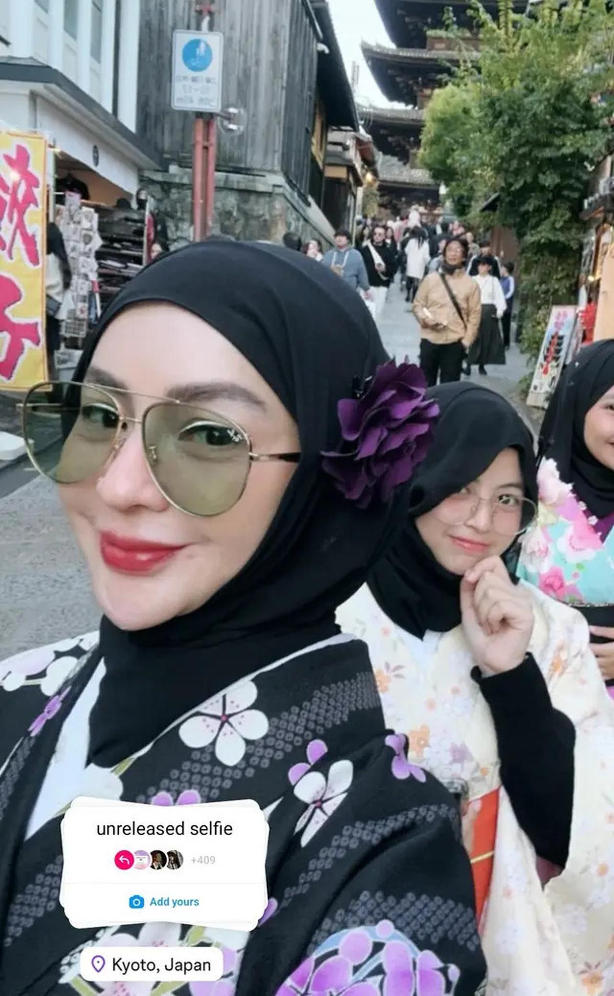 7 Potret Sarah Vi Pakai Makeup Porcelain, Tebalnya Bak Boneka Jepang