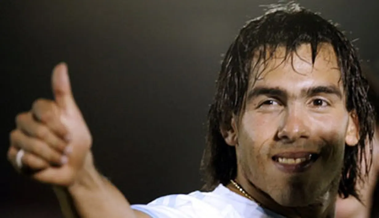 Argentine forward Carlos Tevez gives his thumb up during a training session at the field of Union Atletica in Maracaibo, Venezuela, 12 July 2007. AFP PHOTO/ALEJANDRO PAGNI 