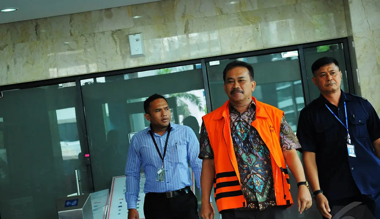 Bupati Tapanuli Tengah nonaktif, Raja Bonaran Situmeang kembali diperiksa KPK, Jakarta, Selasa (30/12/2014). (Liputan6.com/Faisal R Syam)