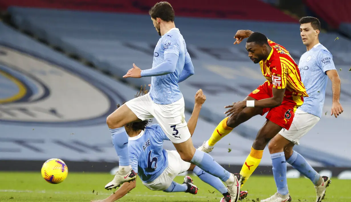 Pemain West Bromwich Albion Semi Ajayi mencetak gol ke gawang Manchester City pada pertandingan Liga Inggris di Etihad Stadium, Manchester, Selasa (15/12/2020). Bermain imbang 1-1, Manchester City tetap berada di urutan 6 klasemen sementara. (Clive Brunskill/ Pool via AP)