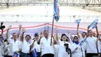 Ketua Umum Partai Demokrat Susilo Bambang Yudhoyono (SBY) (tengah) dan istri Ani Yudhoyono melepas bus pemudik saat mengikuti mudik gratis Demokrat di Parkir Timur Senayan, Jakarta, Minggu (3/7). (Liputan6.com/Faizal Fanani)