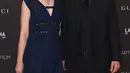 Aktor Keanu Reeves didampingi Alexandra Grant berpose untuk footgrafer saat menghadiri  LACMA Art + Film di Los Angeles, 2 November 2019. Keduanya dikabarkan terpaut usia 9 tahun, Keanu Reeves 55 tahun dan Alexandra berusia 46 tahun. (Jordan Strauss/Invision/AP)