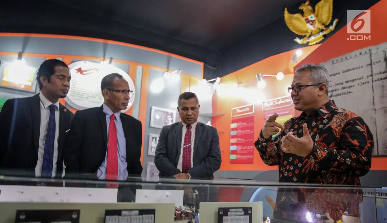 Ketua KPU Republik Indonesia Arief Budiman berbincang dengan Presiden Komisaris KPU Timor Leste Alcino De Aralijo Baris (kedua kiri) saat di gedung KPU, Jakarta, Rabu (22/11). Kedatangan ini untuk menjalin kerja sama. (Liputan6.com/Faizal Fanani)