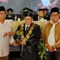 Dokter Dayat, Rektor Umaha saat menerima penghargaan dari Forkom Jurnalis Nahdliyin (FJN).  (Istimewa).