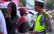 Tertangkap polisi ganteng, cewek ini minta hatinya saja ditilang