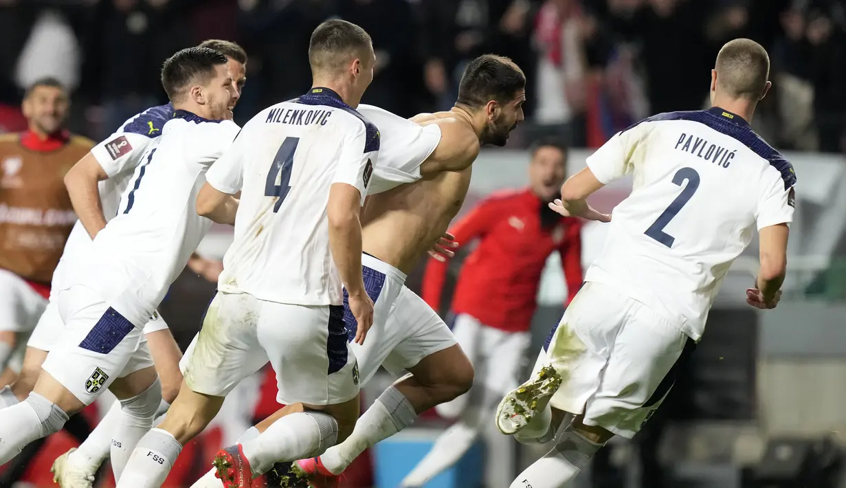 Skor 2-1 untuk kemenangan Serbia bertahan hingga laga usai. (AP/Armando Franca)