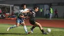 Pemain Dewa United, Egy Maulana Vikri, berebut bola dengan pemain Persita Tangerang pada laga BRI Liga 1 di Stadion Indomilk Arena, Tangerang, Kamis (27/3/2024). (Bola.com/M Iqbal Ichsan)