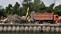 Alat berat mengangkut sampah di area proyek Fasilitas Pengolahan Sampah Terpadu atau Intermediate Treatment Facility (ITF) Sunter, Jakarta, Selasa (12/2). ITF Sunter akan memiliki kapasitas hingga 2.200 ton sampah per hari. (Merdeka.com/Iqbal Nugroho)