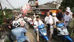 Massa gabungan dari beberapa ormas berunjuk rasa di depan Masjid Jemaah Ahmadiyah di Depok, Jawa Barat, Jumat (24/2). Meskipun bangunannya telah disegel, massa tetap menuntut agar aliran Ahmadiyah dibubarkan. (Liputan6.com/Immanuel Antonius)