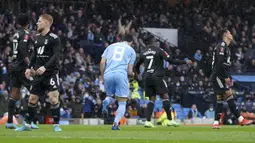 Hanya butuh dua menit, Manchester City berhasil menyamakan skor 1-1. Gol dicetak via sontekan Ilkay Guendogan (tengah) yang tidak mampu dibendung kiper Fulham Paulo Gazzaniga usai menerima umpan Riyad Mahrez. (AP/Jon Super)