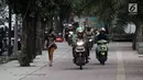 <p>Sejumlah pengendara sepeda motor nekat menaiki jalur trotoar untuk menghindari kemacetan di Jalan Casablanca, Jakarta, Senin (8/1) (Liputan6.com/Arya Manggala Nuswantoro)</p>