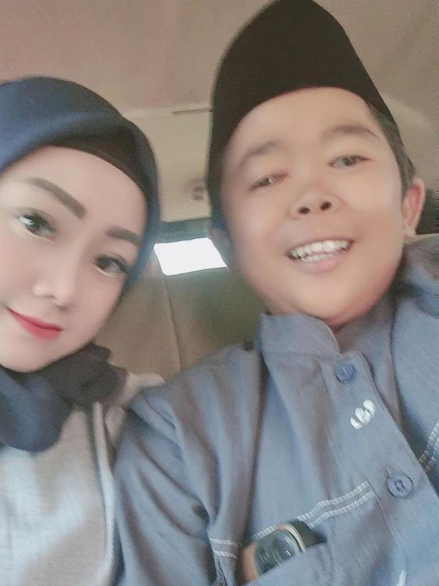 6 Momen Mesra Adul dengan Tunangan Barunya yang Menuai Sorotan