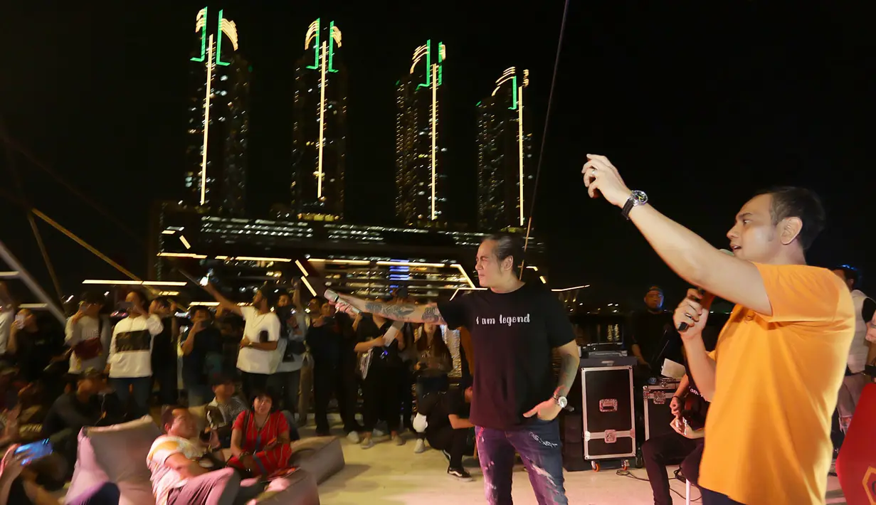 Band Element Rayakan 21 tahun berkarier di atas kapal phinisi. (Bambang E Ros/Fimela.com)