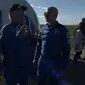 Aktor Star Trek William Shatner (tengah) saat berbincang dengan pendiri Blue Origin Jeff Bezos usai kembali dari penerbangan ke luar angkasa pada Rabu (14/10/2021) (Tangkapan Layar YouTube Blue Origin).