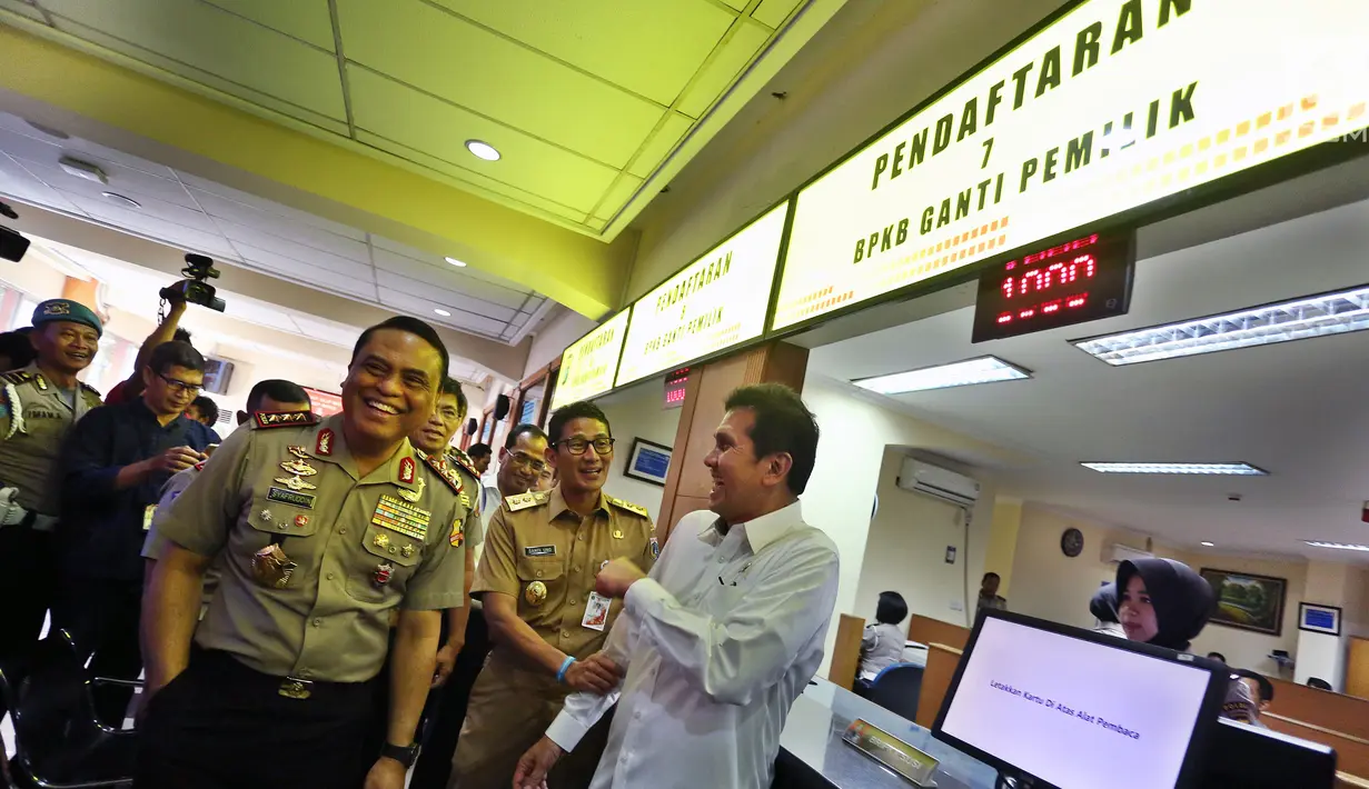 Wakapolri Komjen Pol Syafruddin didampingi Menhub Budi Karya Sumadi, Menpan RB Asman Abnur dan Wagub DKI Jakarta Sandiaga Uno meninjau tempat Pelayanan pengurusan BPKB online alias e-BPKB di Polda Metro Jaya, Senin (13/11). (Liputan6.com/Johan Tallo)