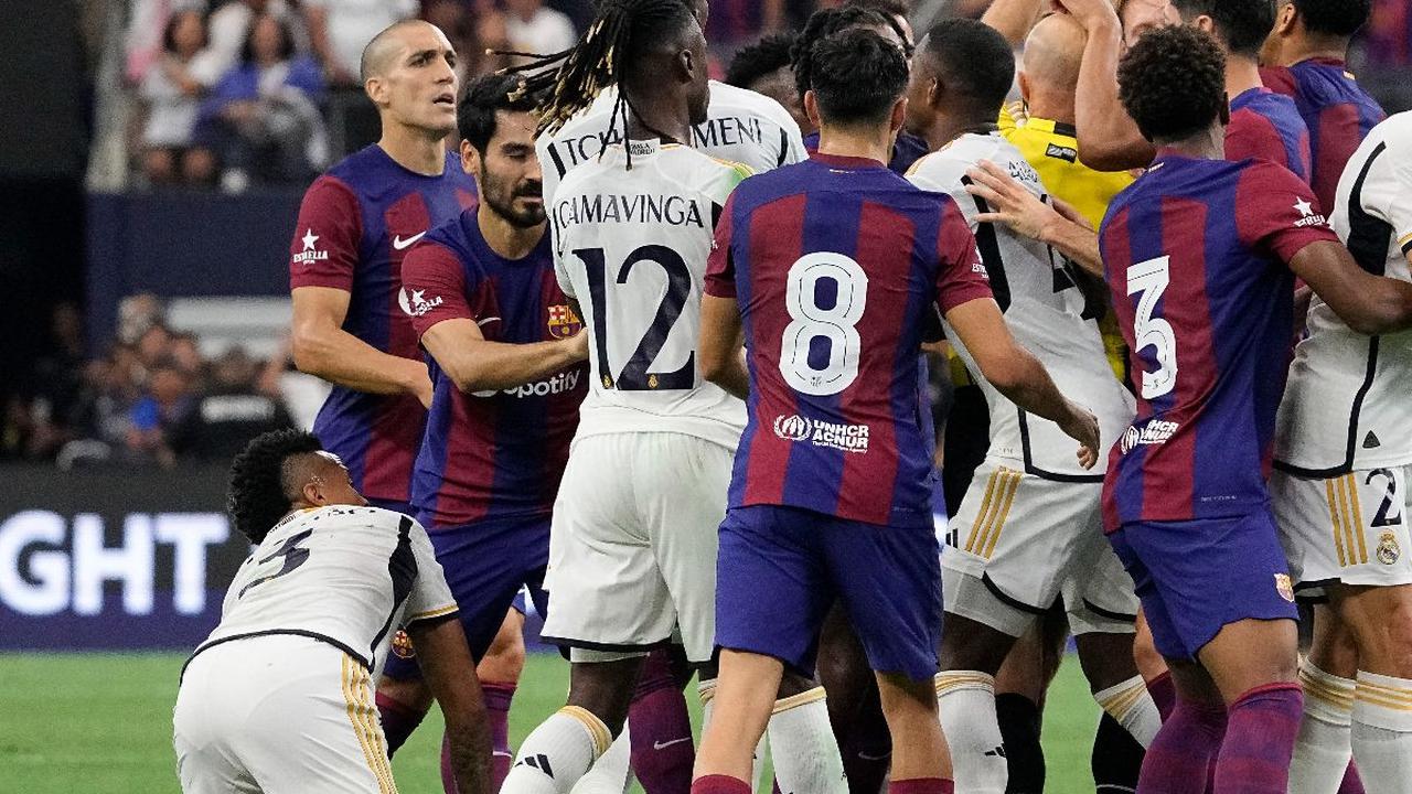 Selama pertandingan, keributan juga sempat terjadi akibat masalah pelanggaran. Total, ada 33 tekelan yang terjadi. Di antaranya 13 pelanggaran dilakukan Barcelona sedangkan 20 pelanggaran lainnya dari Real Madrid.