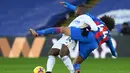 Gelandang Leicester City, Nampalys Mendy (kiri) berebut bola dengan bek striker Crystal Palace, Jairo Riedewald dalam laga lanjutan Liga Inggris 2020/21 pekan ke-16 di Selhurst Park, Senin (28/12/2020). Leicester City bermain imbang 1-1 dengan Crystal Palace. (AFP/Facundo Arrizabalaga/Pool)