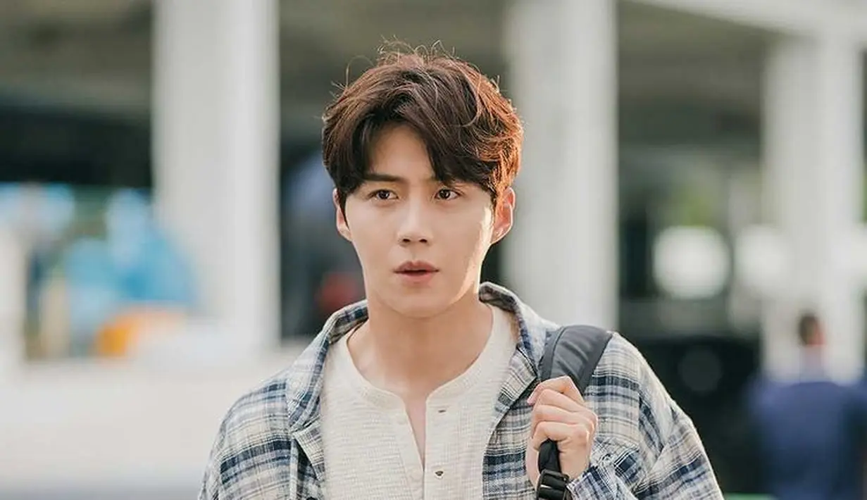 Kemudian Kim Seon Ho berperan sebagai Hong Doo Shik, pekerja serabutan yang banyak membantu orang. (Foto: Instagram/tvndrama.official)