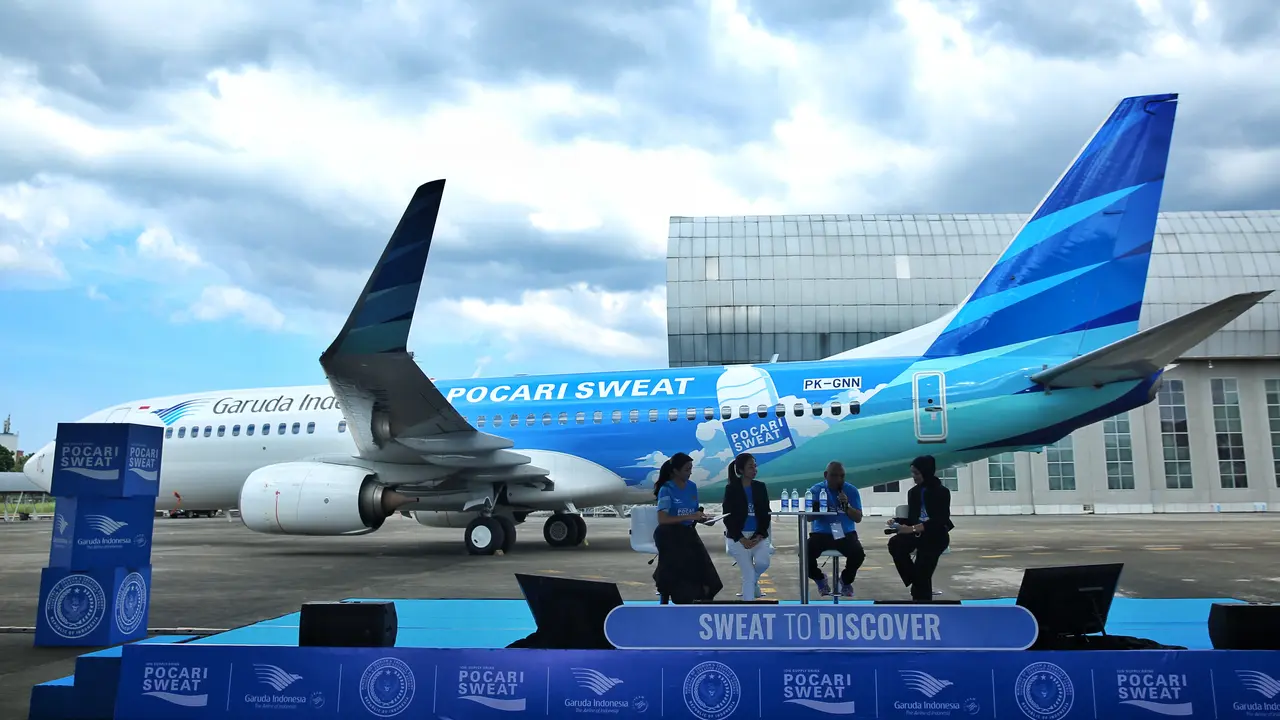 Pesawat dengan livery POCARI SWEAT