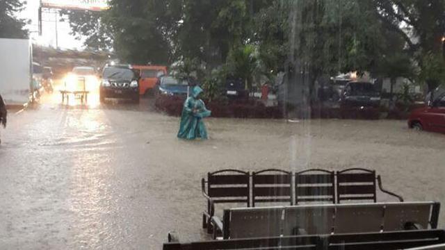 Banjir Rendam Stasiun Pekalongan Kereta Matarmaja Tertahan Page 4 News Liputan6 Com