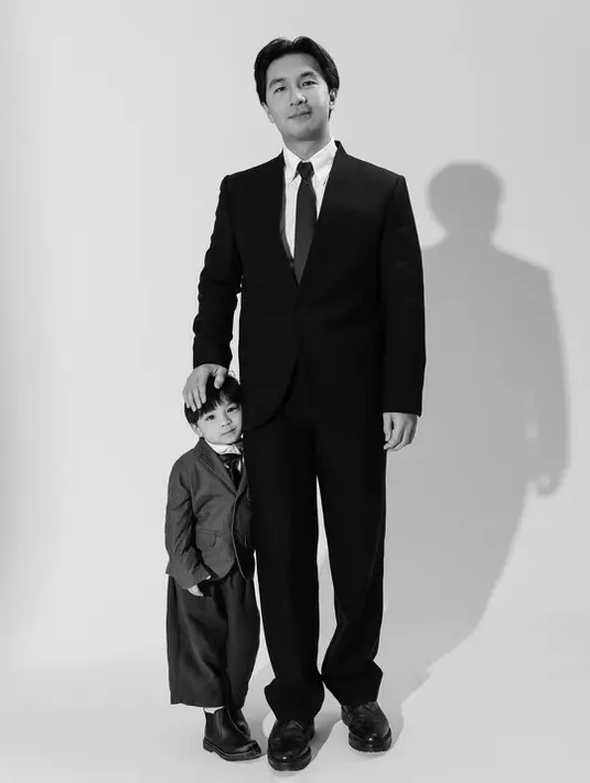 Tanpa sang adik, Issa terlihat gemas dengan kemeja putih berlapis oversized blazer dan dasi panjang. Ankle pants dan boots bikin tampilan Issa terlihat modis [@dikhadheansa]