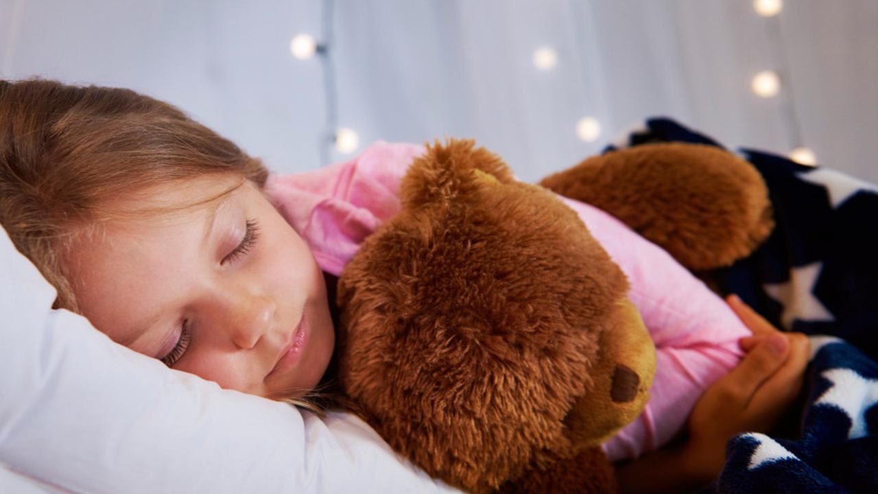 Membangunkan Anak untuk Sahur di 10 Hari Terakhir Bulan Ramadan? Coba Metode Ini!