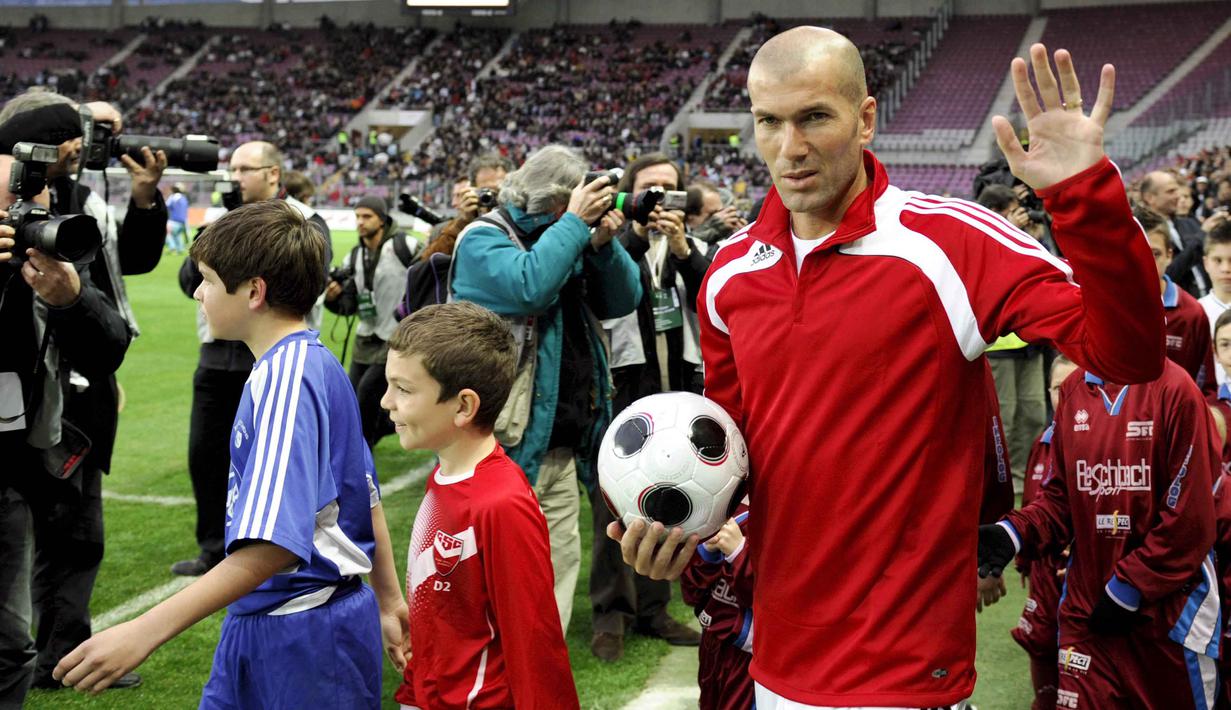 Zinedine Zidane saat bermain di laga amal di di Stadion Jenewa,Jenewa, Swiss (21/04/2008).  Yayasan 4-4-2 ini bertujuan mengumpulkan uang untuk membantu anak-anak kurang beruntung belajar bermain sepak bola . (EPA/Laurent Gillieron)