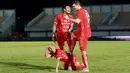 Pemain Persija Jakarta, Hansamu Yama, Riko Simanjuntak dan Ondrej Kudela berpose setelah menang dramatis atas Dewa United pada laga BRI Liga 1 di Stadion Indomilk Arena, Tangerang, Senin (10/4/2023). Persija menang dengan skor 1-0. (Bola.com/M Iqbal Ichsan)