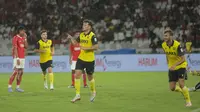 Oxford United berhasil meraih kemenangan 6-3 atas Liga Indonesia All Star pada laga perdana Grup A Piala Presiden 2025 di Stadion Utama Gelora Bung Karno, Jakarta, Minggu (06/07/2025) malam WIB. (Bola.com/Muhammad Iqbal Ichsan)