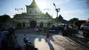 Menkes Budi Gunadi Sadikin menargetkan 70 ribu anak di Kabupaten Sumenep, Jawa Timur dapat segera diimunisasi. Pemerintah juga berupaya memperkuat sistem deteksi dini dengan meningkatkan pengawasan atau surveillance di lapangan. (AP Photo/Dita Alangkara)