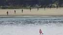 Polisi menggeledah pantai dengan detektor logam jelang KTT G7 di Carbis Bay, Cornwall, Inggris, Senin (7/6/2021). Ribuan polisi tambahan mulai berdatangan di Devon dan Cornwall menjelang KTT G7 pada 11-13 Juni. (Aaron Chown/PA via AP)