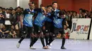Para pemain BJL 2000 merayakan gol saat melawan Timnas Futsal Indonesia pada laga Uji Coba di Lapangan Futsal Tifosi Sport Center, Jakarta, (14/1/2017). Timnas menang 7-5. (Bola.com/Nicklas Hanoatubun)