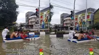 Viral Aksi Pemuda Naik Perahu Berhenti di Lampu Merah saat Banjir (Sumber: TikTok/@amin.aja_1)