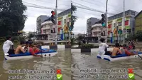 Viral Aksi Pemuda Naik Perahu Berhenti di Lampu Merah saat Banjir
